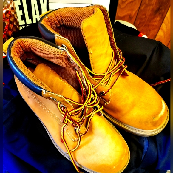 Gently Used Boys Eddie Bauer Boots Size 1 - Picture 1 of 3